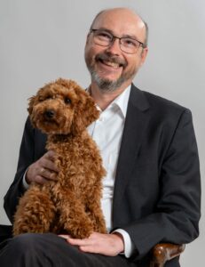 Jan Neuhaus mit Jojo, einer informellen Mitarbeiterin