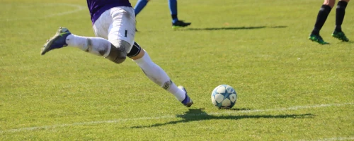 Fußball wird getreten