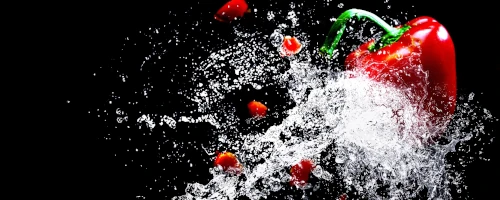 Wasserstrahl bewegt Gemüse