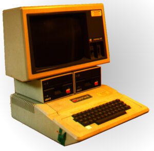Apple ][ europlus mit zwei Disk-Drives und Monitor